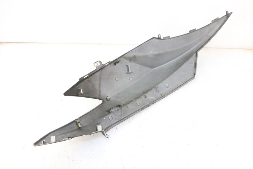 photo de CARENA POSTERIORE DESTRA KYMCO AGILITY NAKED RENOUVO 2T 50 (2011 - 2018) - Altra angolazione