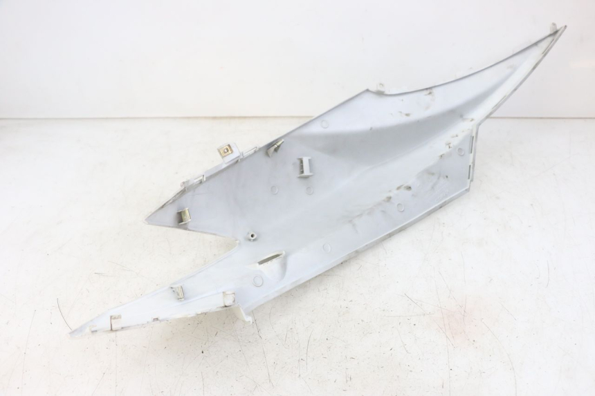 photo de CARENA POSTERIORE DESTRA KYMCO AGILITY RS 4T 50 (2009 - 2013) - Primo piano tecnico