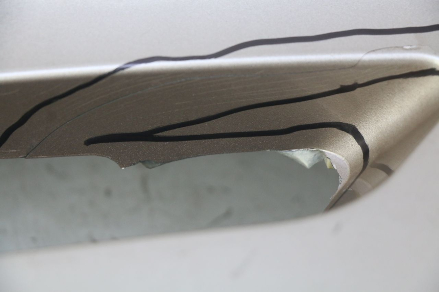 photo de PARAFANGO POSTERIORE DESTRO ECCITY ARTELEC 670 1 (2013 - 2017) - Stato della superficie e materiale