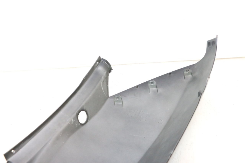 photo de PARAFANGO POSTERIORE DESTRO APRILIA ATLANTIC S 125 (2010 - 2013) - Primo piano ad alta risoluzione