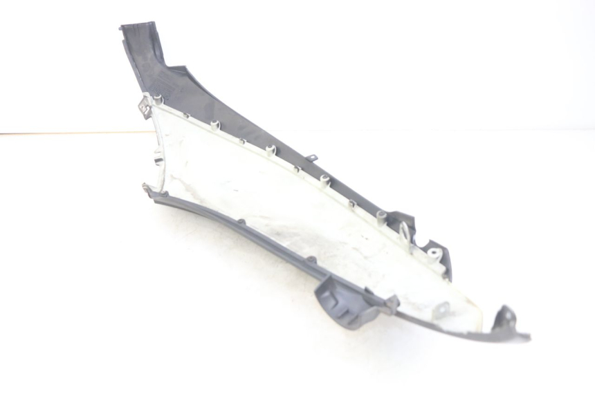 photo de PARAFANGO POSTERIORE DESTRO PIAGGIO BEVERLY 125 (2010 - 2015) - Altra angolazione