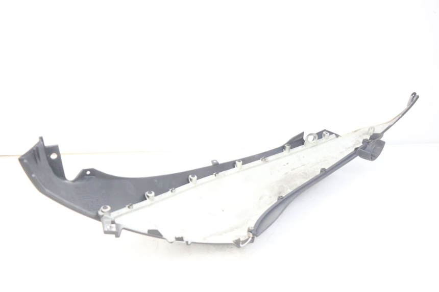 photo de PARAFANGO POSTERIORE DESTRO PIAGGIO BEVERLY 125 (2010 - 2015) - Primo piano tecnico