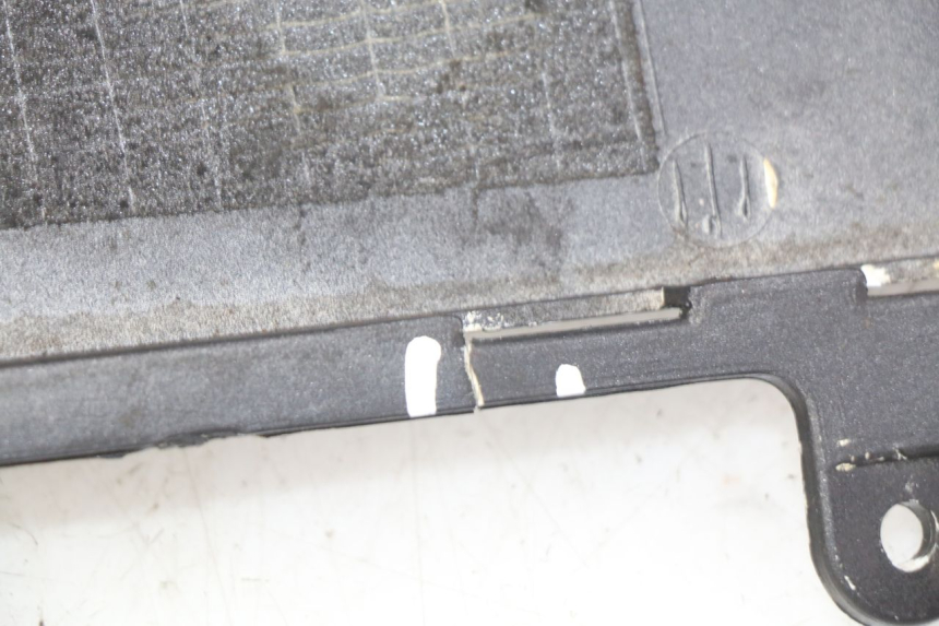 photo de PARAFANGO POSTERIORE DESTRO HONDA FES PANTHEON 2T 125 (1998 - 2002) - Primo piano tecnico