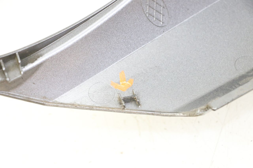 photo de CARENA POSTERIORE DESTRA HONDA FORZA ABS 300 (2013 - 2017) - Primo piano tecnico