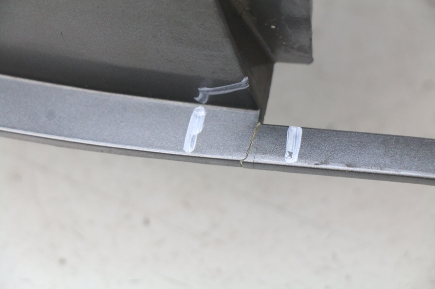 photo de PARAFANGO POSTERIORE DESTRO PEUGEOT GEOPOLIS 400 (2007 - 2013) - Dettagli dei punti di fissaggio