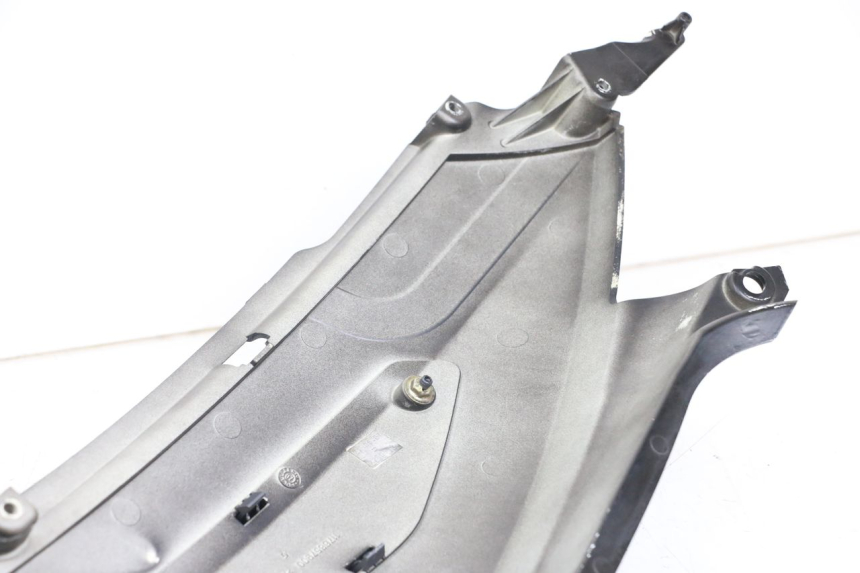 photo de CARENA POSTERIORE DESTRA PEUGEOT GEOPOLIS RS 125 (2007 - 2009) - Stato della superficie e materiale