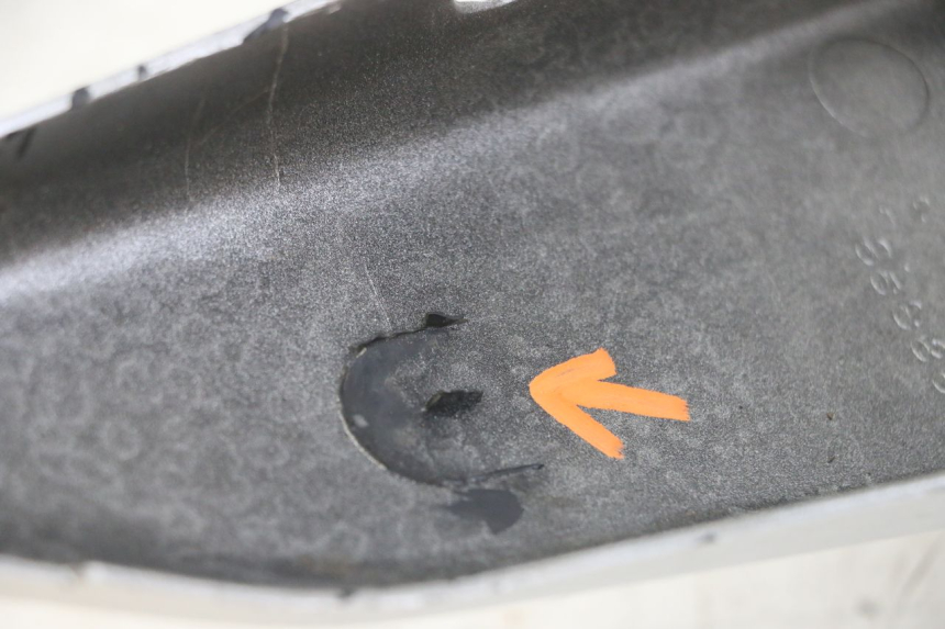 photo de CARENA POSTERIORE DESTRA SUZUKI GS GSE 500 (2001 - 2003) - Primo piano tecnico