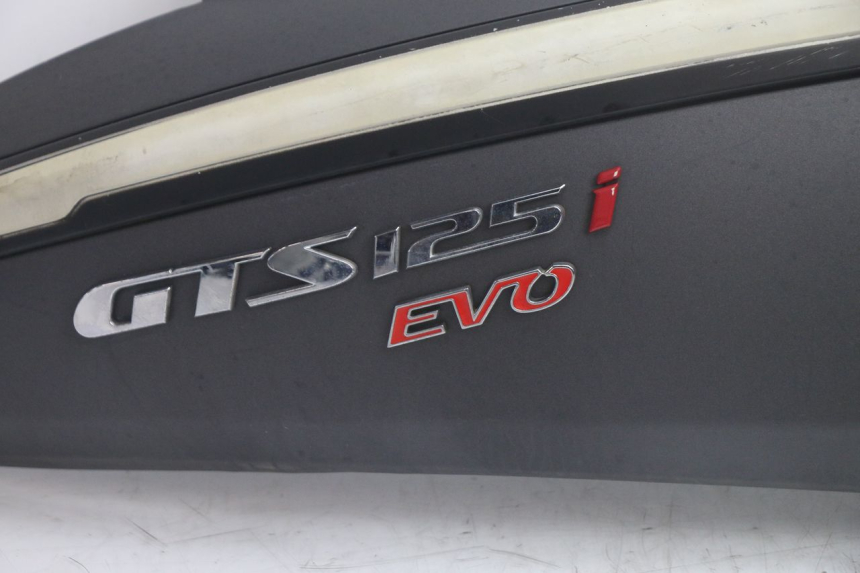 photo de CARENA POSTERIORE DESTRA SYM GTS EVO 125 (2009 - 2013) - Zoom sullo stato d'uso