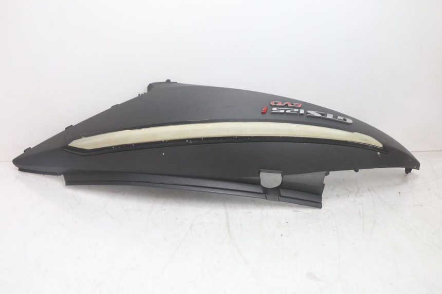 photo de CARENA POSTERIORE DESTRA SYM GTS EVO 125 (2009 - 2013) - Primo piano tecnico