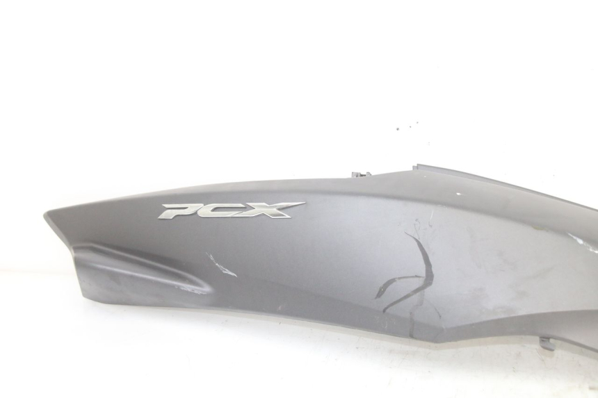 photo de CARENA POSTERIORE DESTRA HONDA PCX (JF57/JF64) 125 (2014 - 2018) - Dettaglio del componente