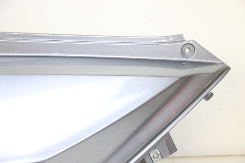 photo de CARENA POSTERIORE DESTRA SYM JOYMAX 125 (2010 - 2017) - Caratteristiche distintive