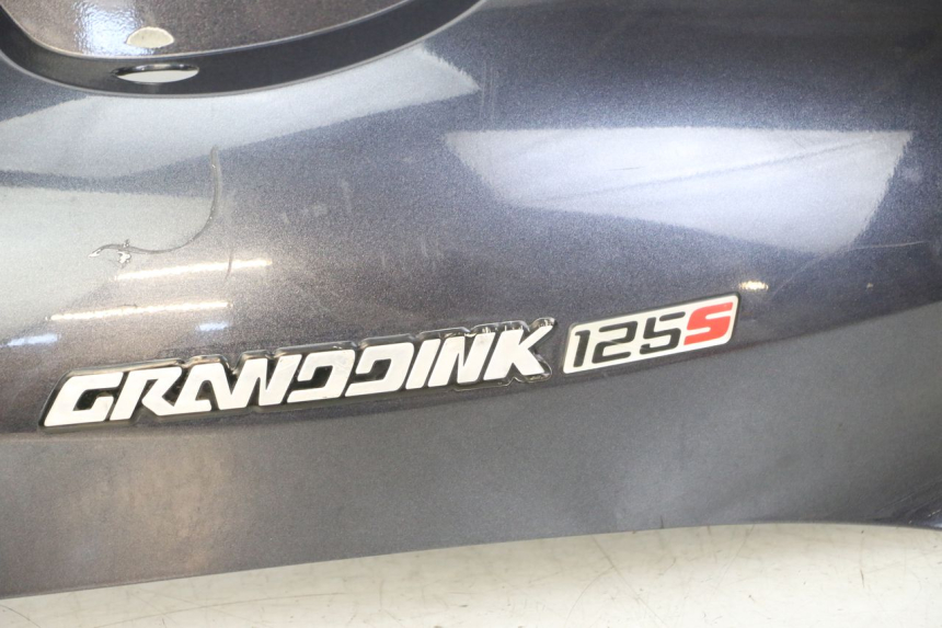 photo de CARENA POSTERIORE DESTRA KYMCO GRAND DINK 125 (2008 - 2014) - Caratteristiche distintive