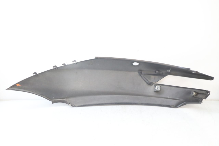 photo de CARENA POSTERIORE DESTRA PIAGGIO MP3 HPE 350 (2018 - 2020) - Dettagli dei punti di fissaggio