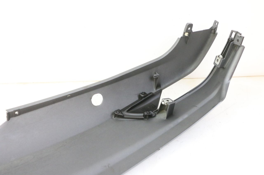 photo de PARAFANGO POSTERIORE DESTRO PIAGGIO MP3 500 (2014 - 2017) - Dettagli dei punti di fissaggio