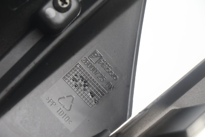photo de CARENA POSTERIORE DESTRA PIAGGIO MP3 500 (2016 - 2018) - Primo piano ad alta risoluzione