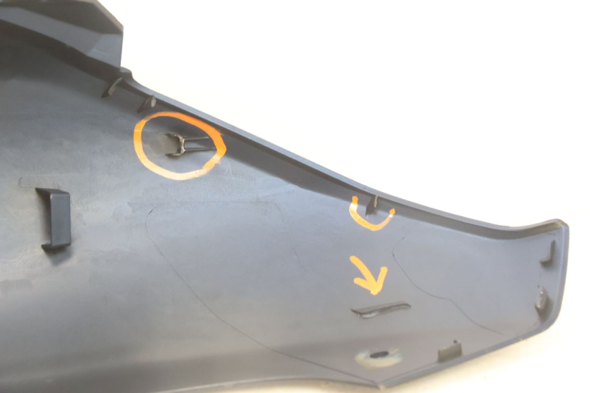 photo de CARENA POSTERIORE DESTRA YAMAHA N-MAX NMAX 125 (2021 - 2024) - Zoom sui componenti