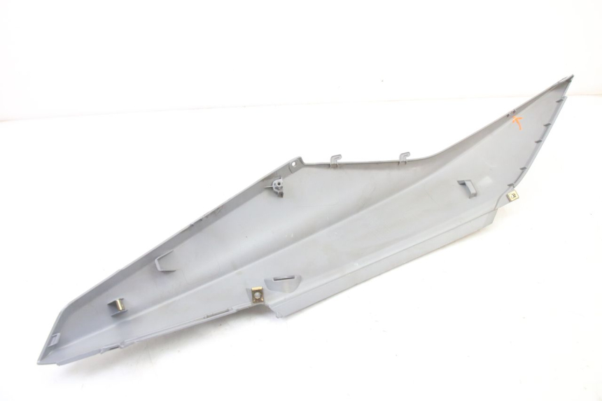 photo de CARENA POSTERIORE DESTRA SYM ORBIT III 3 4T 50 (2021 - 2025) - Marcature e riferimenti originali