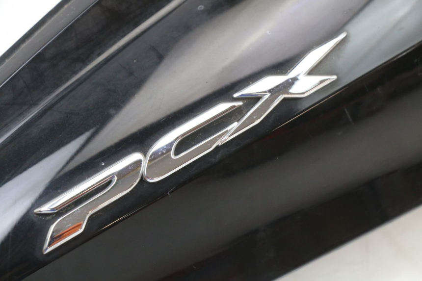 photo de CARENA POSTERIORE DESTRA HONDA PCX (JF28) 125 (2009 - 2011) - Primo piano tecnico