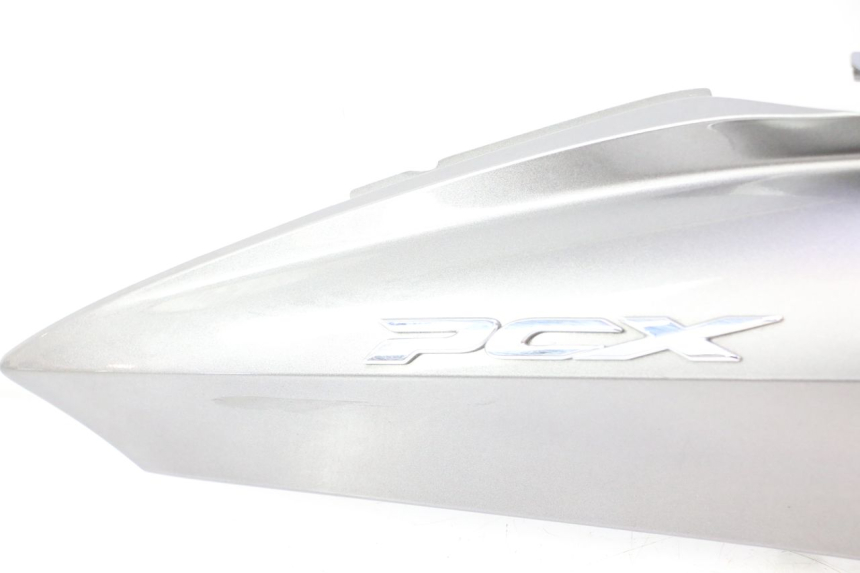 photo de CARENA POSTERIORE DESTRA HONDA PCX (JF28) 125 (2009 - 2011) - Focus sulla struttura