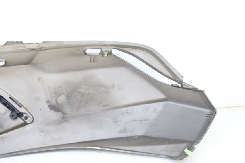 photo de CARENA POSTERIORE DESTRA PEUGEOT SATELIS 125 (2013 - 2018) - Caratteristiche distintive