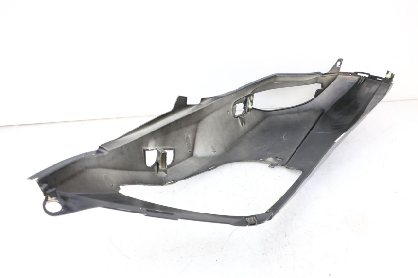 photo de CARENA POSTERIORE DESTRA PEUGEOT SATELIS COMPRESSOR K15 125 (2006 - 2009) - Primo piano tecnico