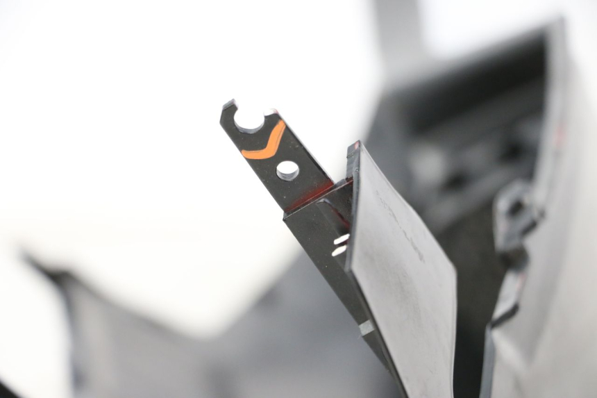 photo de CARENA POSTERIORE DESTRA PEUGEOT SPEEDFIGHT 3 LC 2T 50 (2009 - 2015) - Caratteristiche distintive