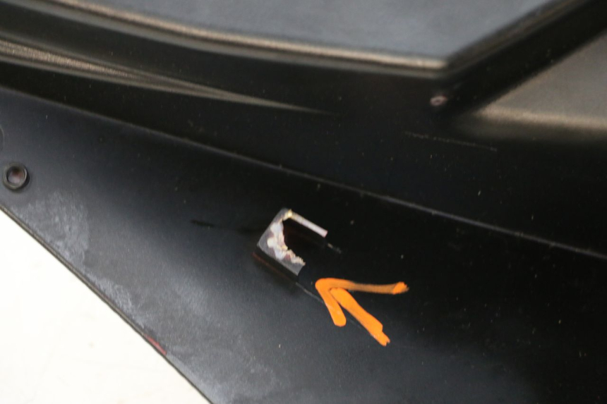 photo de CARENA POSTERIORE DESTRA PEUGEOT SPEEDFIGHT 3 LC 2T 50 (2009 - 2015) - Marcature e riferimenti originali