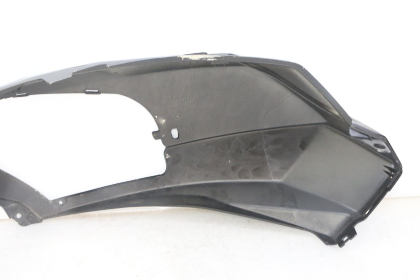 photo de CARENA POSTERIORE DESTRA PEUGEOT SATELIS COMPRESSOR K15 125 (2006 - 2009) - Primo piano tecnico