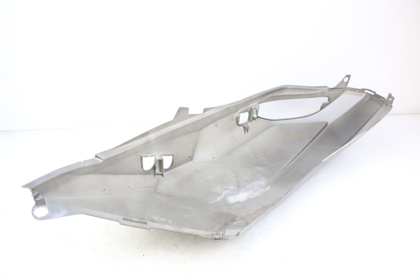 photo de PARAFANGO POSTERIORE DESTRO PEUGEOT SATELIS 125 (2010 - 2012) - Primo piano tecnico