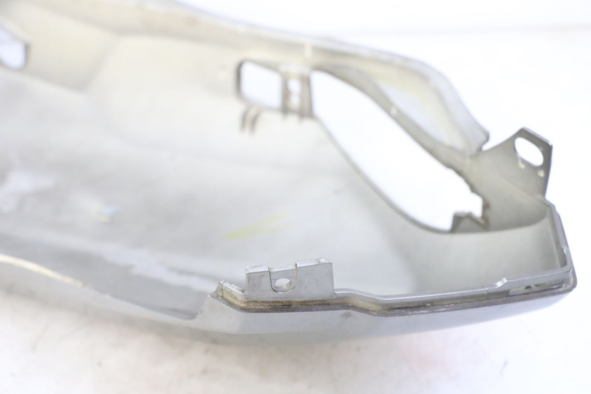 photo de CARENA POSTERIORE DESTRA PEUGEOT SATELIS 125 (2013 - 2018) - Zoom sullo stato d'uso