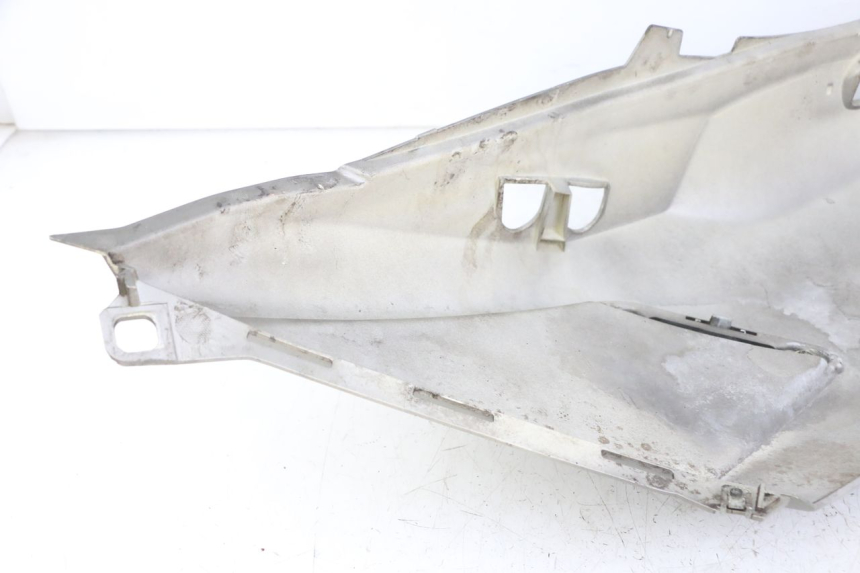 photo de CARENA POSTERIORE DESTRA PEUGEOT SATELIS 125 (2013 - 2018) - Primo piano tecnico