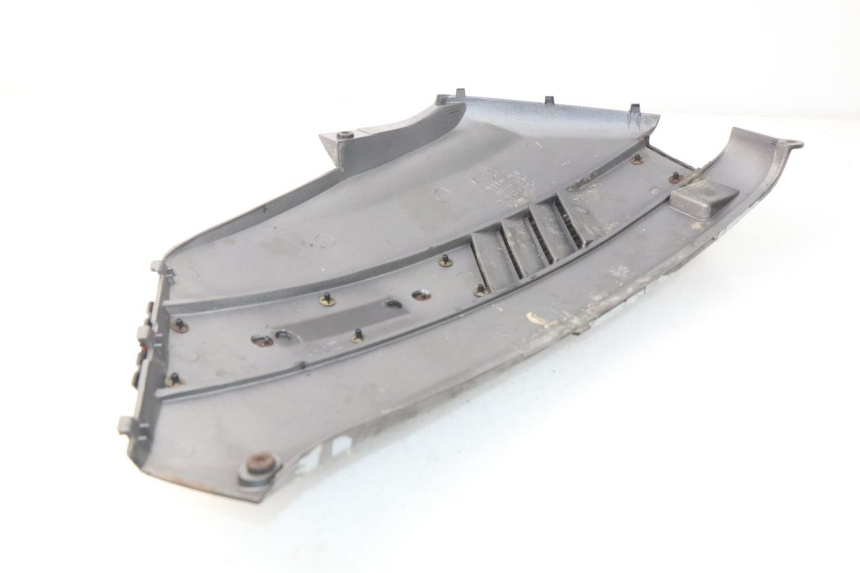 photo de CARENA POSTERIORE DESTRA PEUGEOT SC 50 (1988 - 1992) - Primo piano tecnico