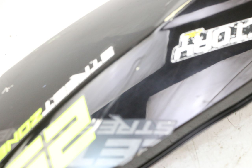 photo de CARENA POSTERIORE DESTRA PEUGEOT STREETZONE I NAKED 2T 50 (2018 - 2020) - Marcature e riferimenti originali