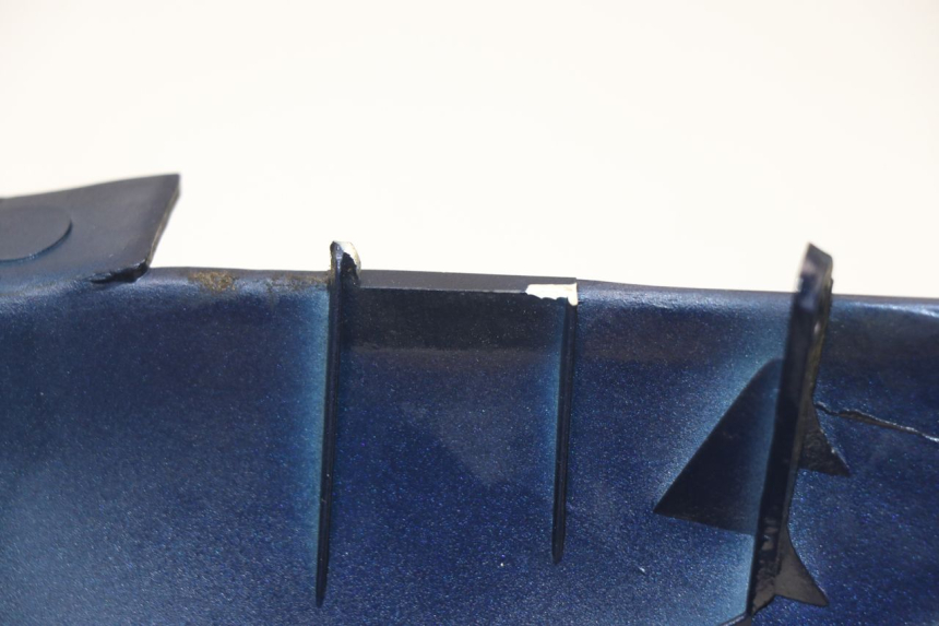 photo de CARENA POSTERIORE DESTRA PEUGEOT SUM UP 125 (2008 - 2013) - Dettagli dei punti di fissaggio