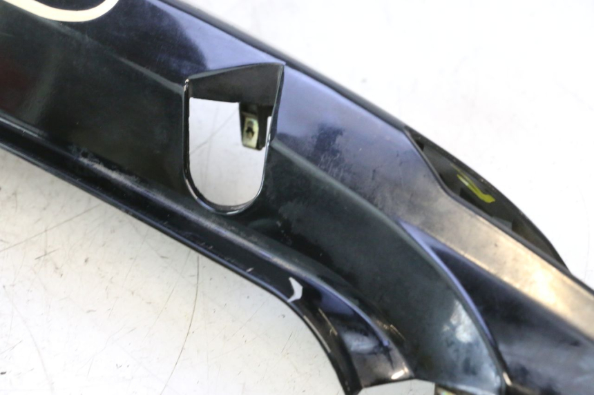 photo de CARENA POSTERIORE DESTRA KYMCO SUPER 8 2T 50 (2007 - 2013) - Dettagli dei punti di fissaggio