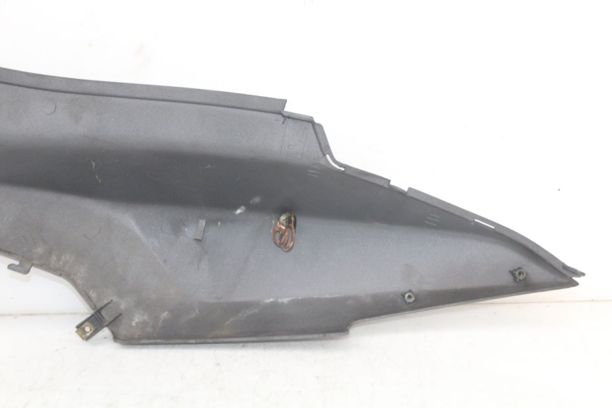 photo de PARAFANGO POSTERIORE DESTRO SYM ORBIT 2 4T 50 (2008 - 2017) - Stato della superficie e materiale