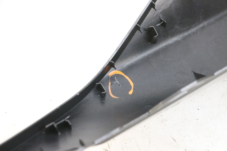 photo de CARENA POSTERIORE DESTRA YAMAHA TRICITY 300 (2020 - 2024) - Primo piano tecnico