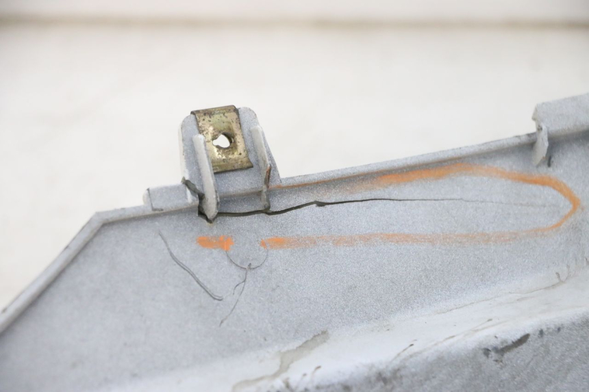 photo de CARENA POSTERIORE DESTRA PEUGEOT TWEET PRO EFI 4T 50 (2021 - 2022) - Dettaglio del componente