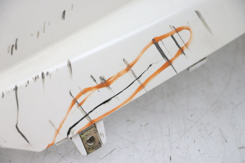 photo de CARENA POSTERIORE DESTRA PEUGEOT TWEET PRO EFI 4T 50 (2021 - 2022) - Ispezione visiva dettagliata