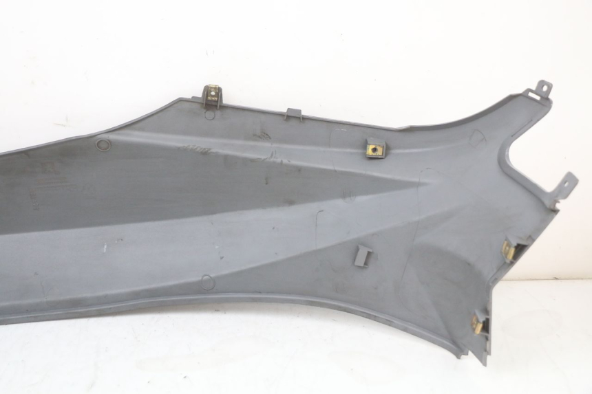 photo de CARENA POSTERIORE DESTRA PEUGEOT TWEET 125 (2018 - 2021) - Dettagli dei punti di fissaggio