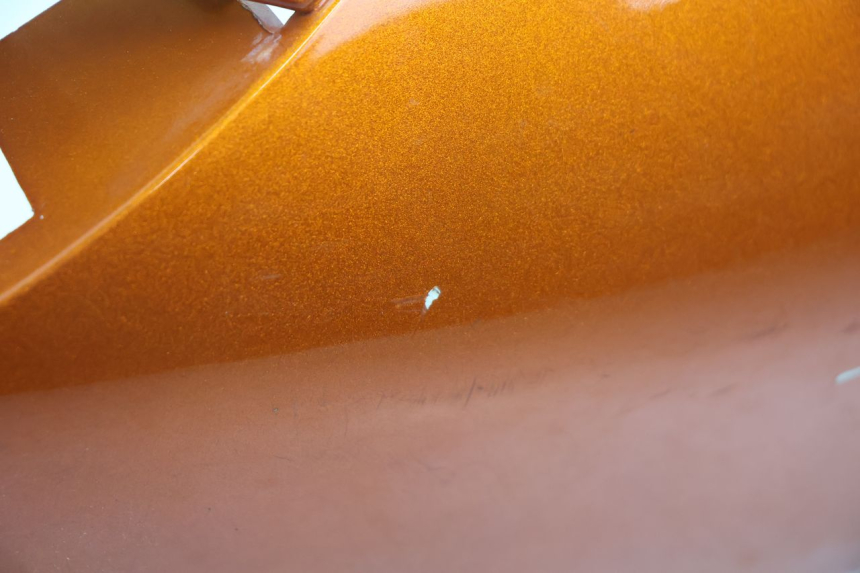 photo de CARENA POSTERIORE DESTRA PEUGEOT VIVACITY 50 (2004 - 2009) - Primo piano tecnico