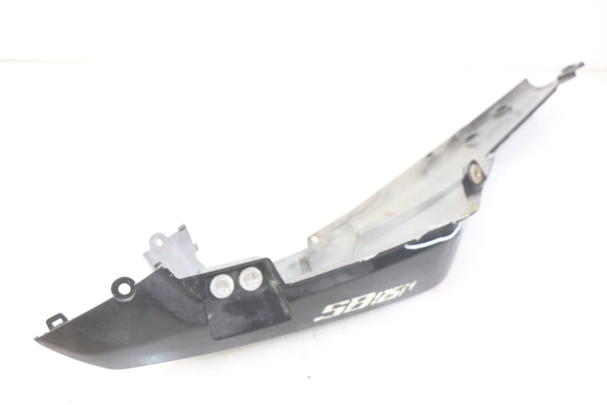 photo de PARAFANGO POSTERIORE DESTRO SYM WOLF SB 125 (2011 - 2018) - Marcature e riferimenti originali