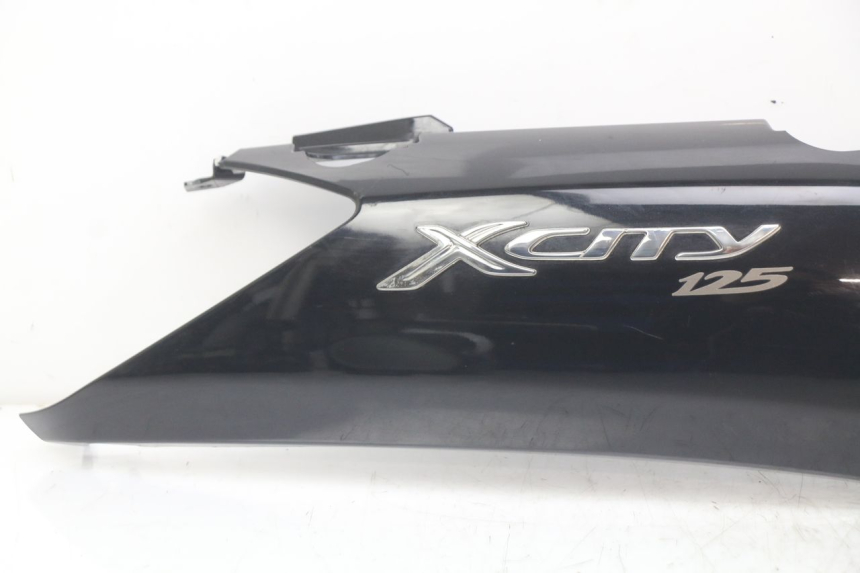 photo de CARENA POSTERIORE DESTRA YAMAHA X-CITY XCITY 125 (2007 - 2013) - Primo piano tecnico