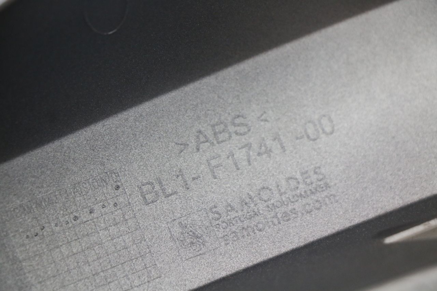 photo de PARAFANGO POSTERIORE DESTRO YAMAHA XMAX X-MAX ABS 125 (2017 - 2020) - Primo piano ad alta risoluzione