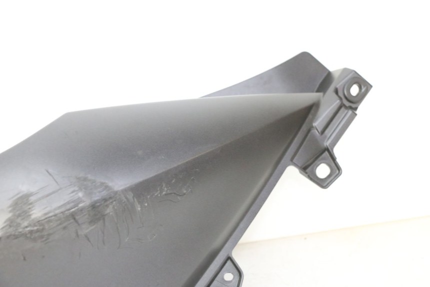 photo de CARENA POSTERIORE DESTRA YAMAHA XMAX X-MAX 125 (2021 - 2025) - Caratteristiche distintive