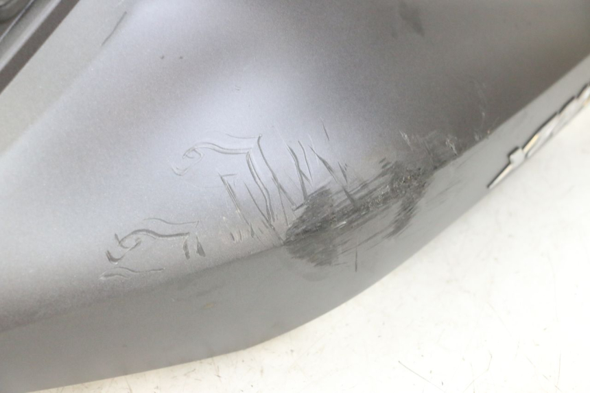 photo de CARENA POSTERIORE DESTRA YAMAHA XMAX X-MAX 125 (2021 - 2025) - Zoom sullo stato d'uso