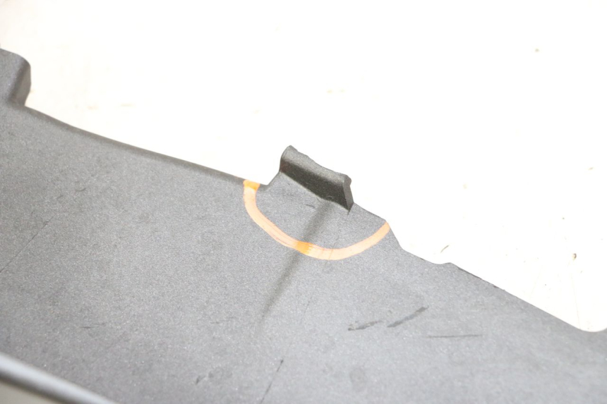 photo de CARENA POSTERIORE DESTRA YAMAHA XMAX X-MAX 125 (2021 - 2025) - Primo piano tecnico