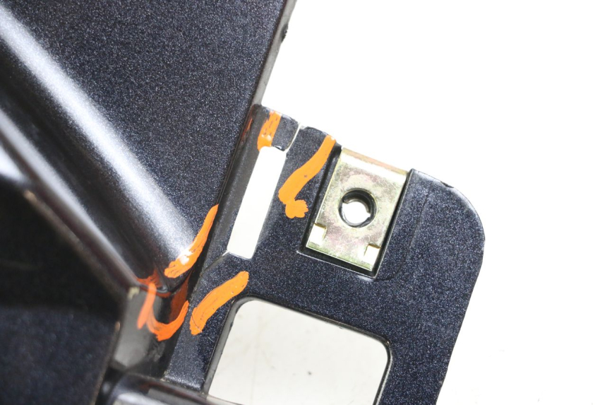 photo de PARAFANGO POSTERIORE DESTRO KYMCO XCITING 250 (2006 - 2009) - Dettagli dei punti di fissaggio