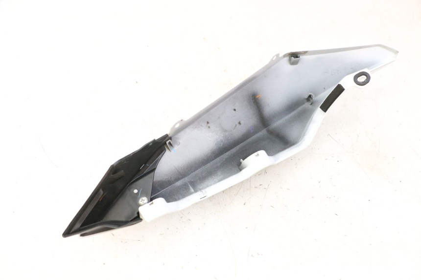 photo de CARENA POSTERIORE DESTRA YAMAHA XJ6 ABS 600 (2008 - 2016) - Primo piano tecnico