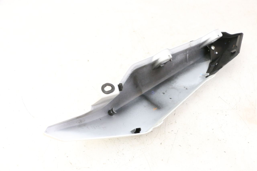 photo de CARENA POSTERIORE DESTRA YAMAHA XJ6 ABS 600 (2008 - 2016) - Dettagli dei punti di fissaggio